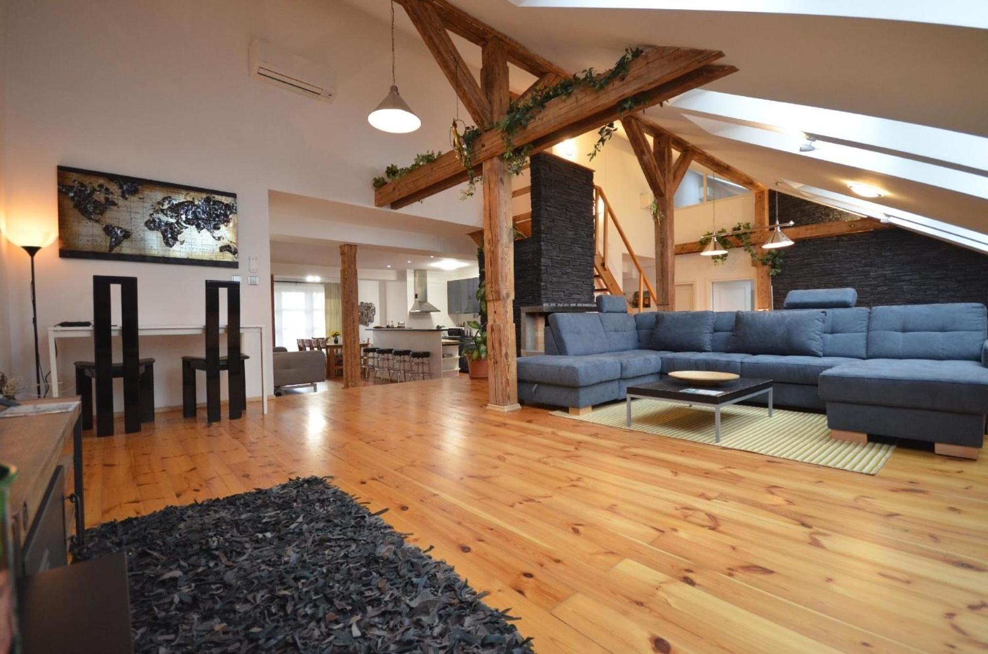 Apartment Dachgeschosswohnung Josefov Fuer 8 Personen In *
