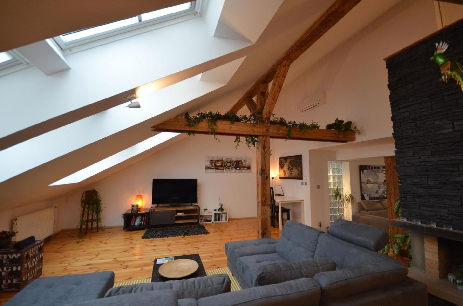 Apartment Dachgeschosswohnung Josefov Fuer 8 Personen In